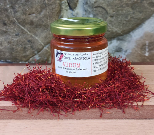 Vasetto di miele artigianale con zafferano Torre Memoriola, miele dorato e aromatizzato allo zafferano, perfetto per dolcificare bevande o accompagnare formaggi.