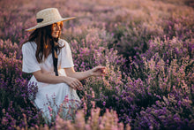 Carica l&#39;immagine nel visualizzatore di Gallery, Ragazza con cappello bianco Lavanda torre memoriola Oltrepo pavese pavia boiolo Exparà Folgore Woman lavander

